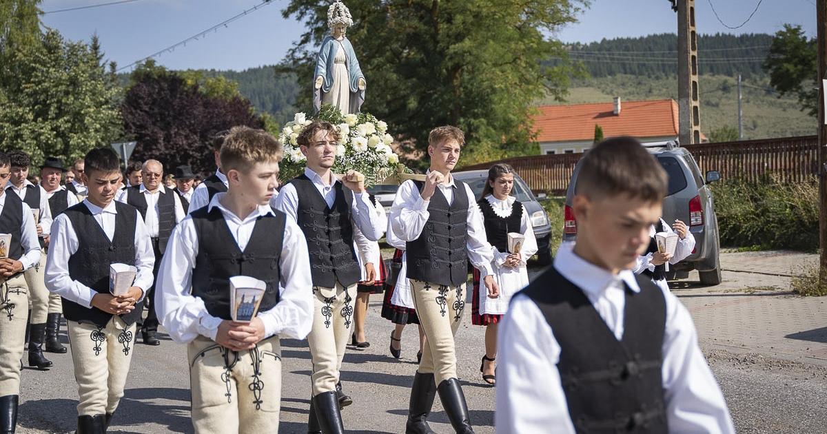 Koronát visznek, életet ajánlanak